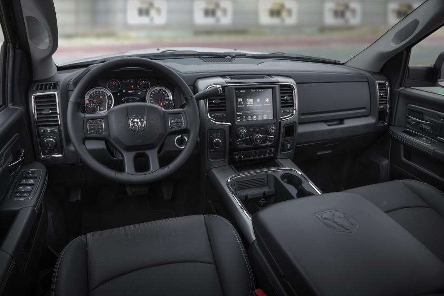Торпедо Dodge Ram 3500 Sport Night Crew Cab 2017 года  (фото 9 из 9)